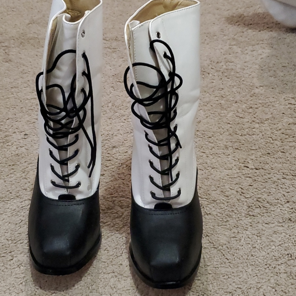 White/black bootie